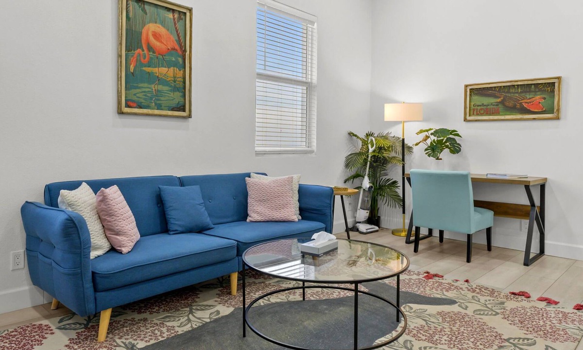 Gillespie Park Apartment | Pineapple Paradise #2 13 min to Beach Fire Pit