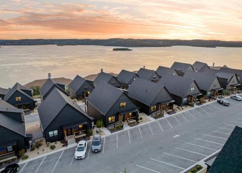 Hollister House | Pineapple Pointe - Stay for 20