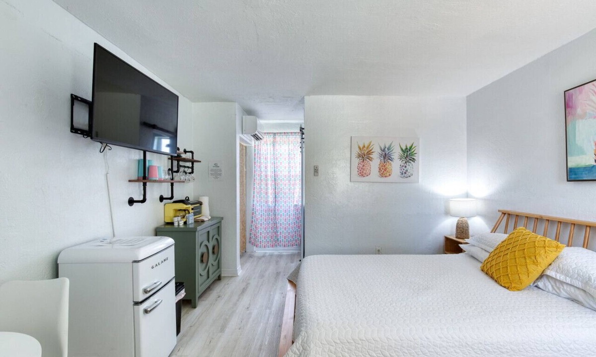 Bridgeport Heights Hotel | Pineapple Shores Retro Inn 6