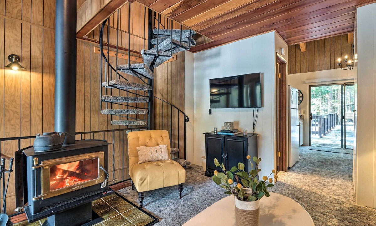 Pinecrest House | Pinecrest Retreat with Fireplace!