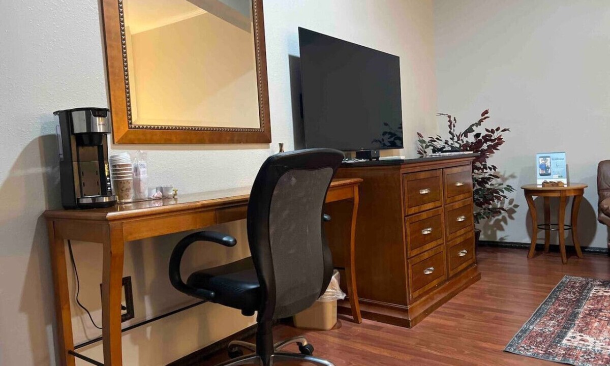 Laurel Hotel | Pinehurst Suite Room 206