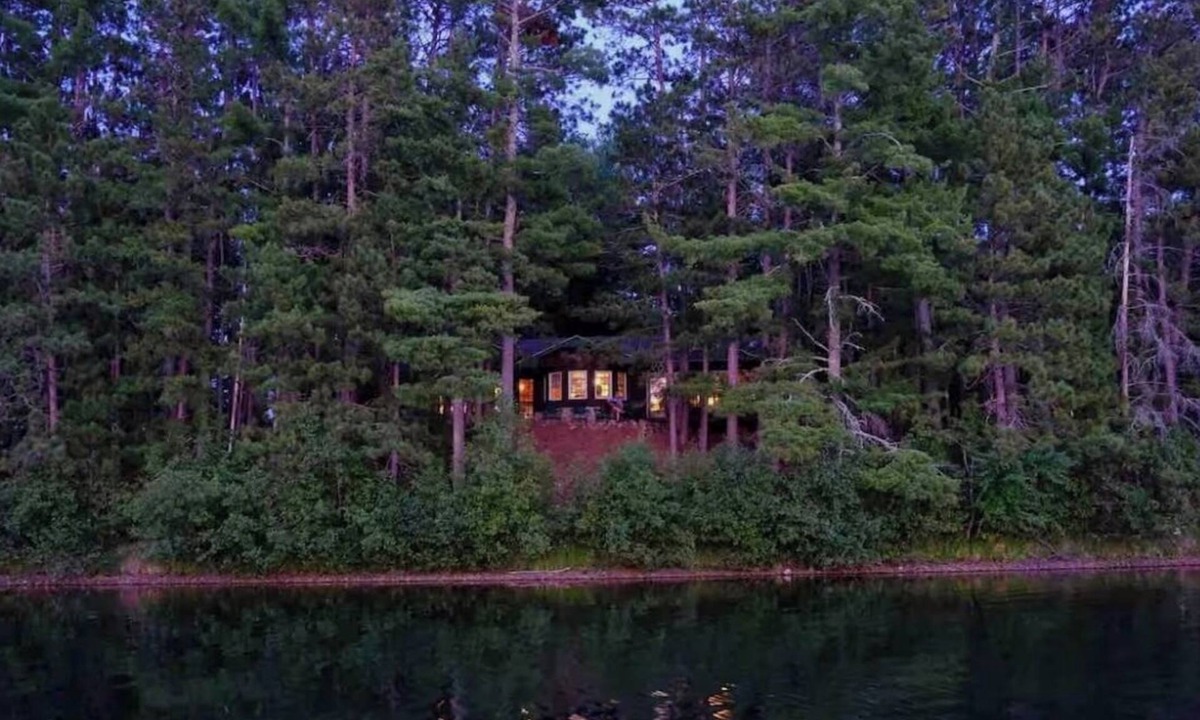 Remer House | Pinepoint Retreat with Lakeside Sauna