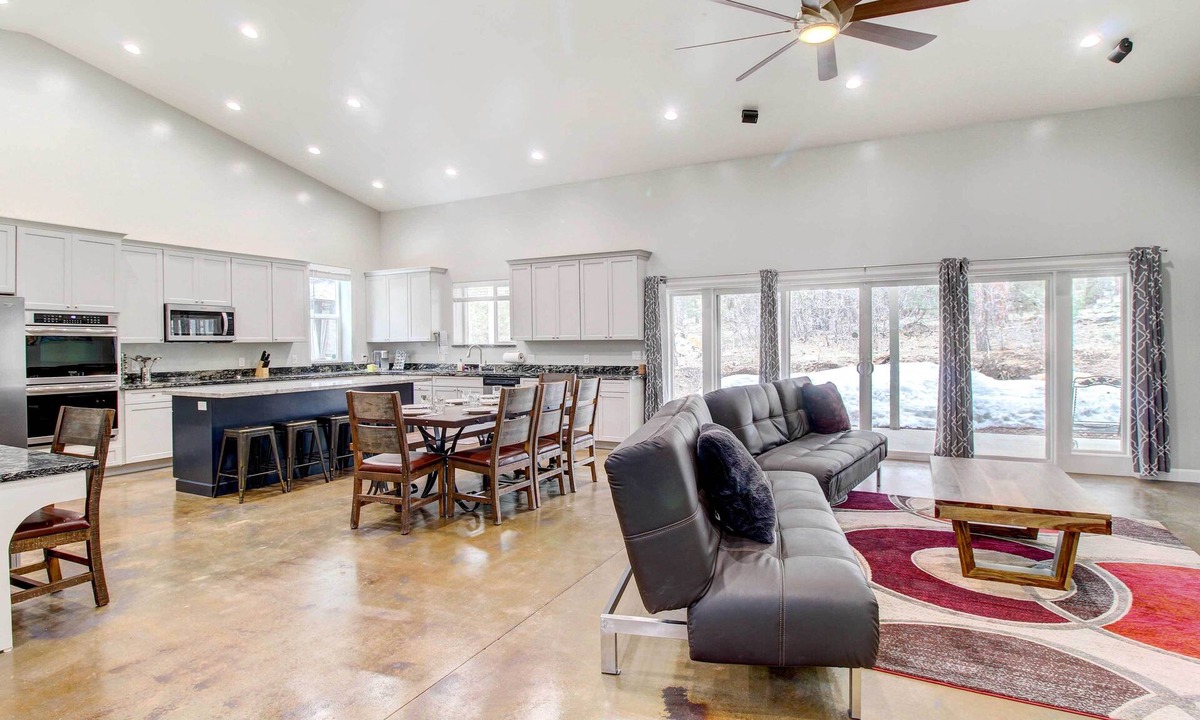 Lakeside Cottage | Pinetop-lakeside Home w/Private Hot Tub & Bar