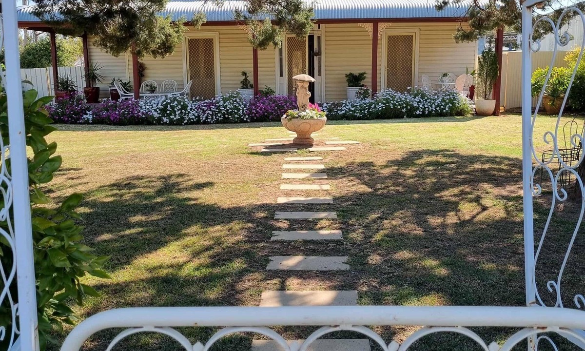 Narromine House | Pinetree Cottage Narromine