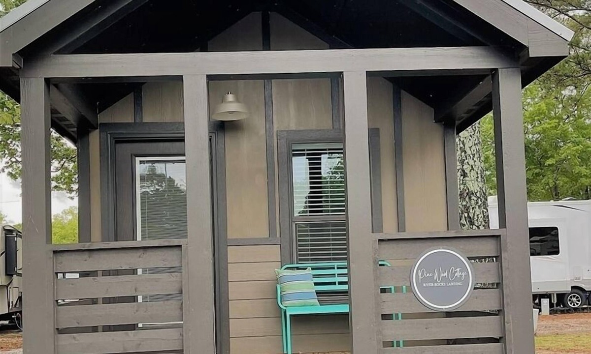 Gadsden Cottage | Pinewood Cottage at River Rocks Landing