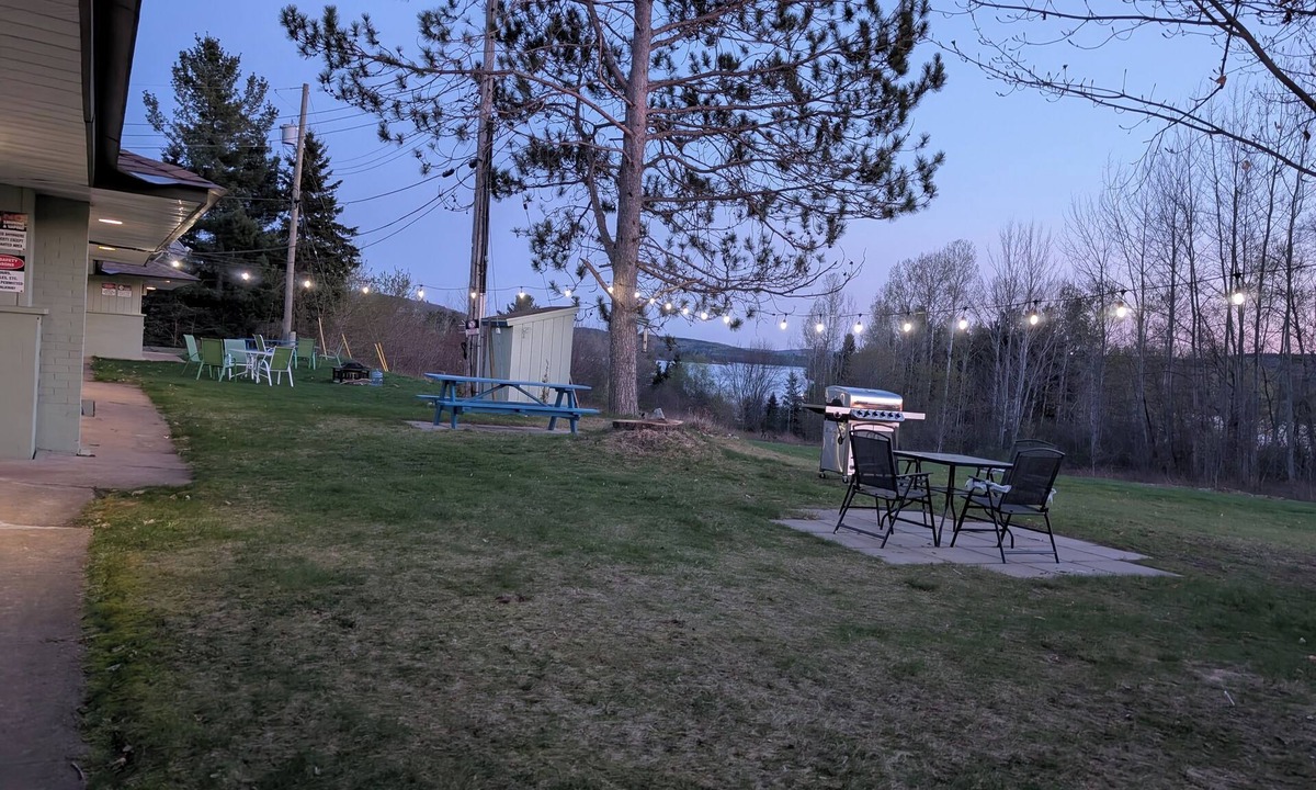 Barry's Bay Hotel | PINEWOOD INN