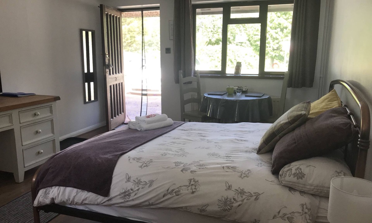 Ibstock Bed & Breakfast | Pinewood Lodge