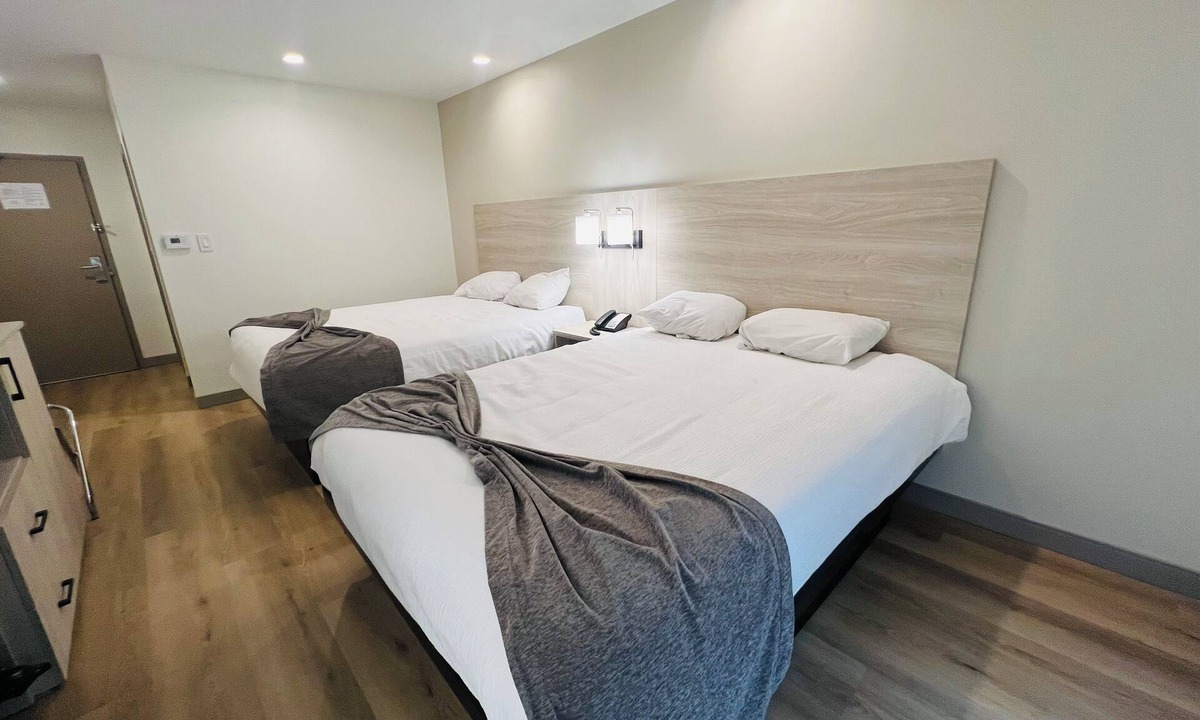 Espanola Hotel | Pinewood Motor Inn