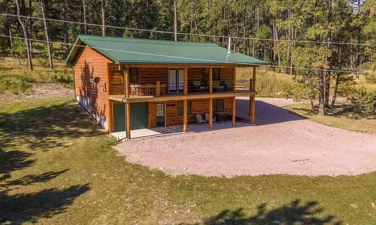 Custer House | Pinewoods Cabin Secluded wilderness and wildlife