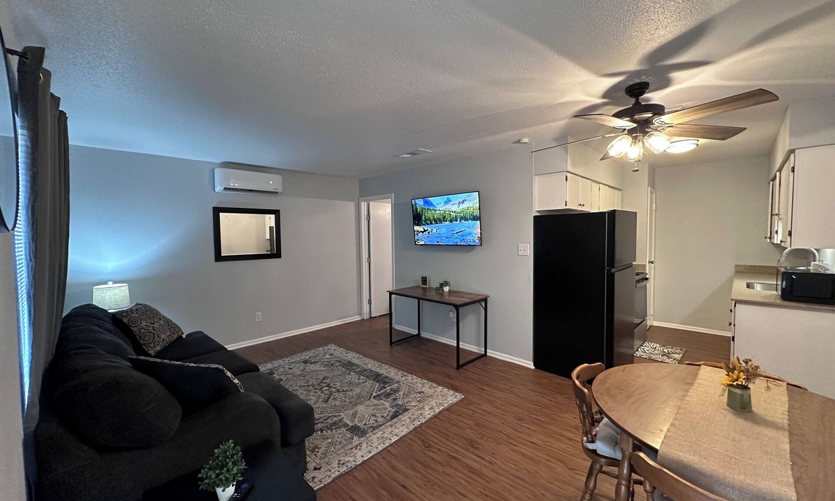 Texarkana Apartment | Piney Woods 7 - King Bed