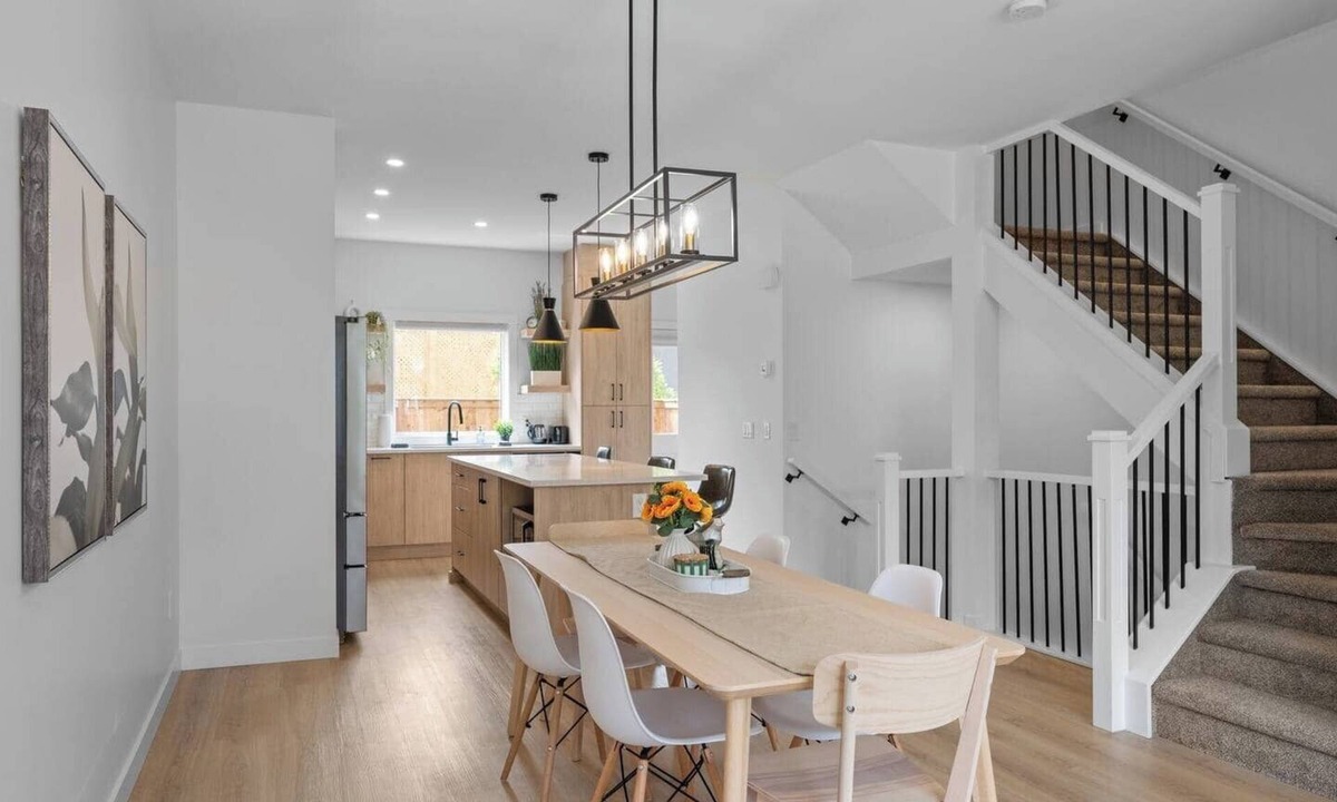 Southwest Calgary House | Ping Pong | King Bed | 3BR | Garage| AC | Backyard