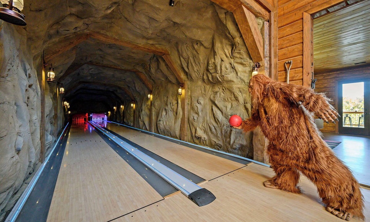 Broken Bow Cabin | Pinhouse: Bowling, Slide, Splash, Golf, Sleeps 50!