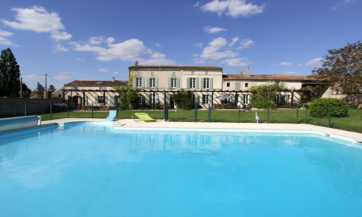 Mortagne-sur-Gironde House | PINK * 244m2 .