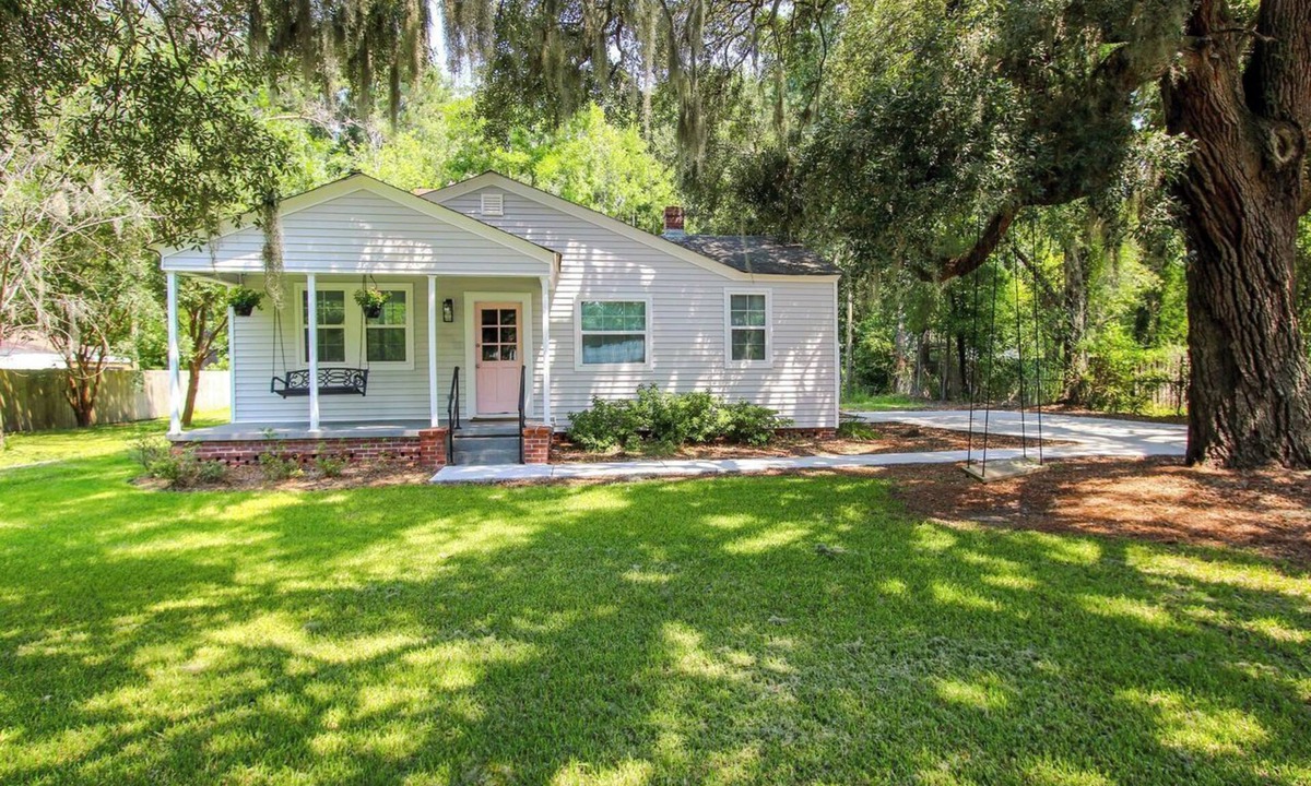 Richmond Hill House | Pink Door Cottage is a storybook cottage close to everything!n