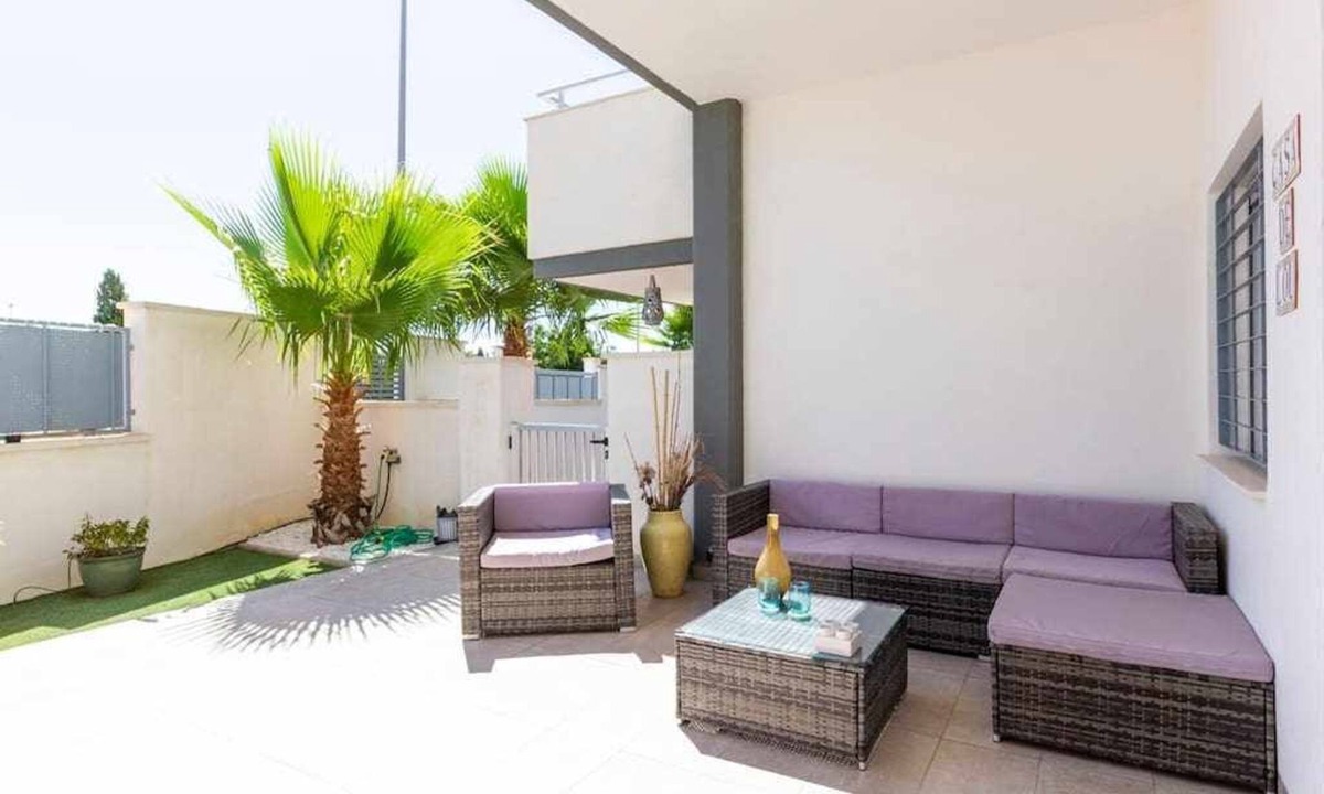 La Florida Apartment | Pink garden bungalow