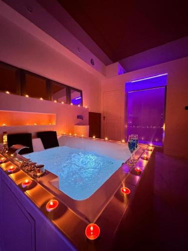 Tourcoing Hotel | Pink Love Room privée avec jacuzzi privatif