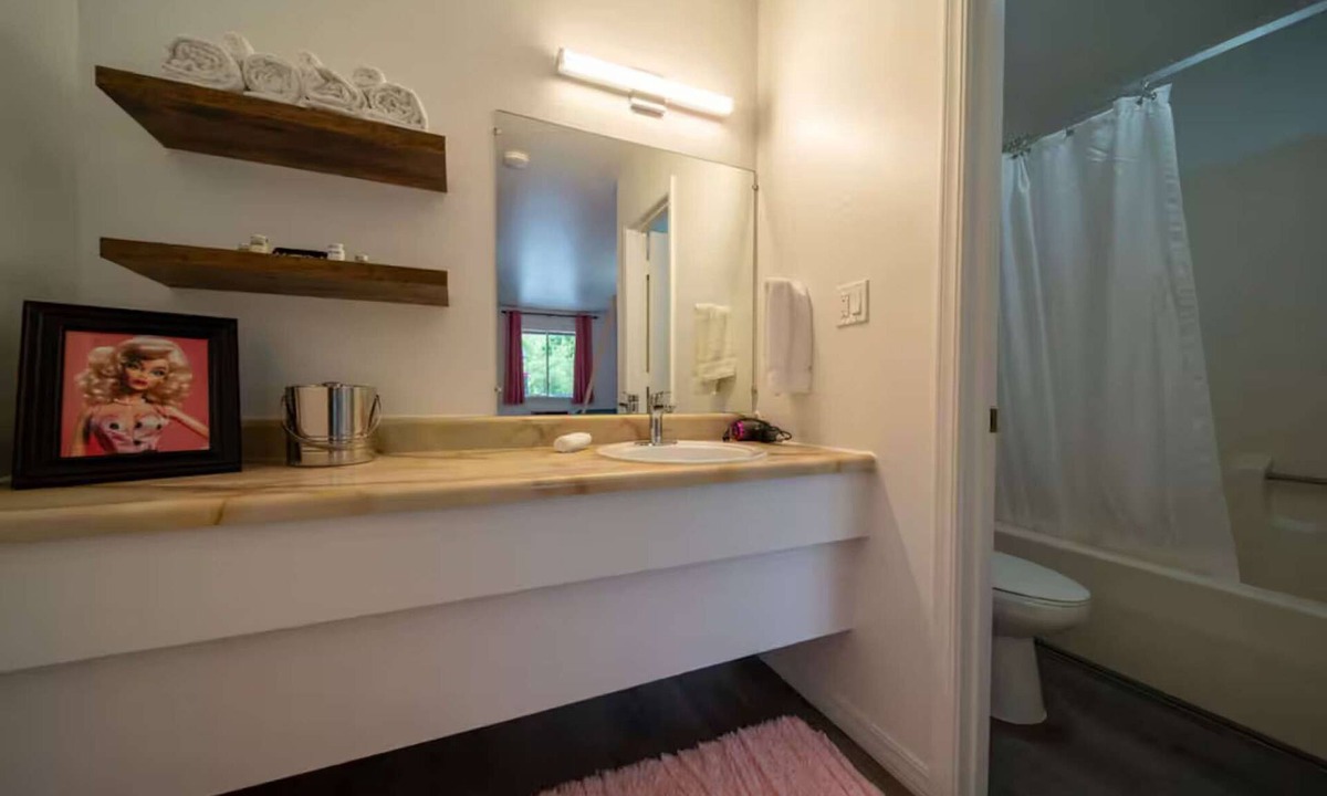 Eureka Springs Historic District Hotel | Pink Room, #16 at Glory Dayz!