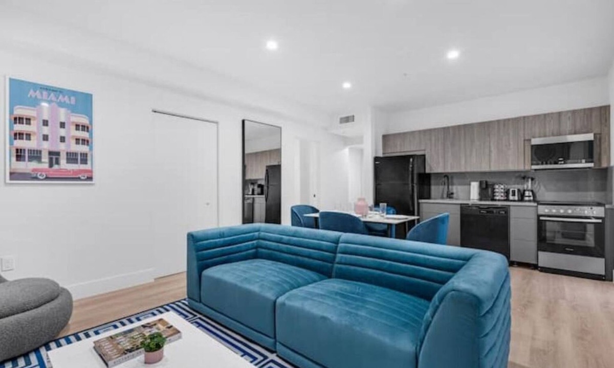 West Avenue Hotel | Pink Suite with POOL ! Parking Passes Available