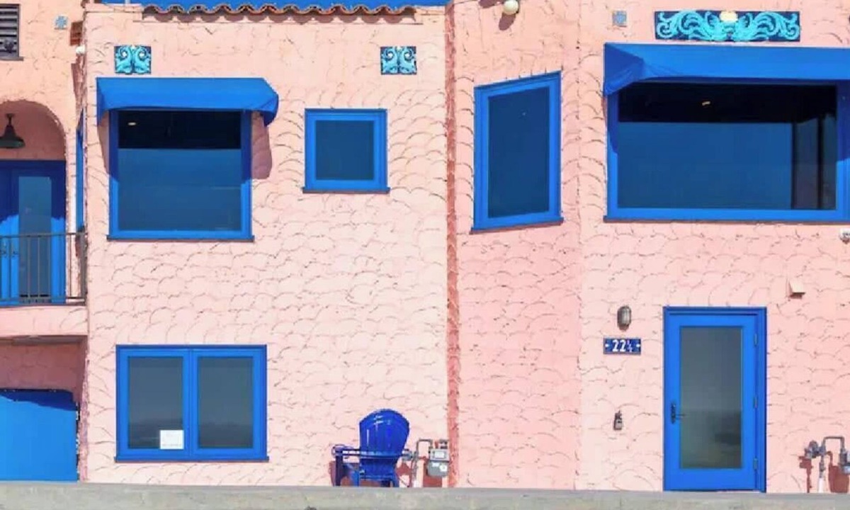 Capitola Apartment | Pink Venetian (Upper Unit)