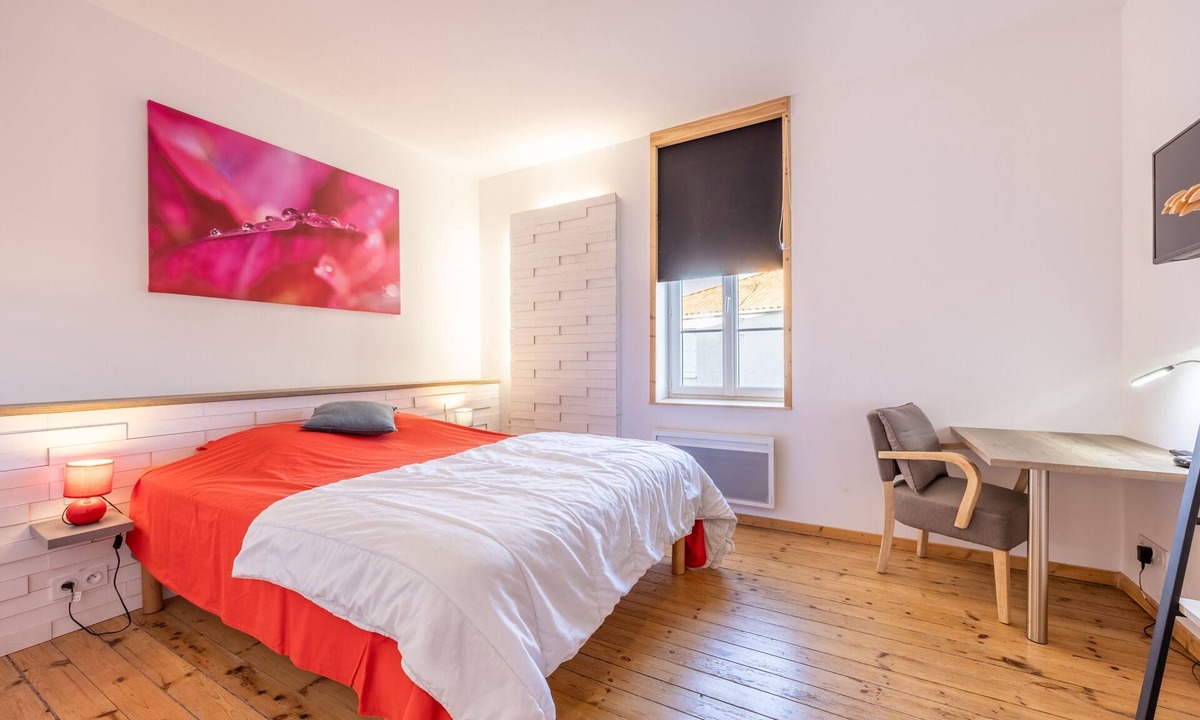 Saint-Michel-Mont-Mercure Bed & Breakfast | “Pinot Noir” Guest Room with Wi-Fi