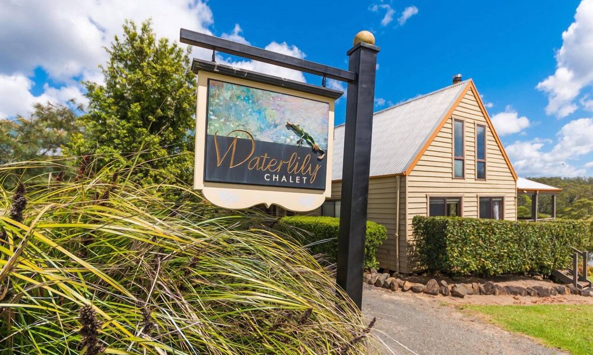 Possum Brush House | Pioneer cottage with panoramic valley views.