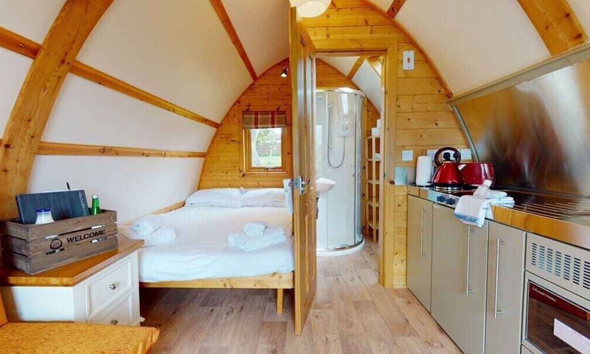 Leighton Buzzard House | Pippin Delightful en-suite wigwam with hot tub