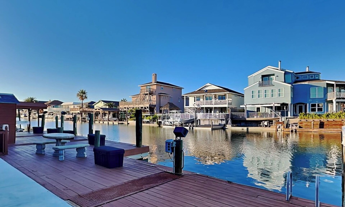 City-by-the Sea House | Pirate's Paradise | Waterfront, Pool & Hot Tub