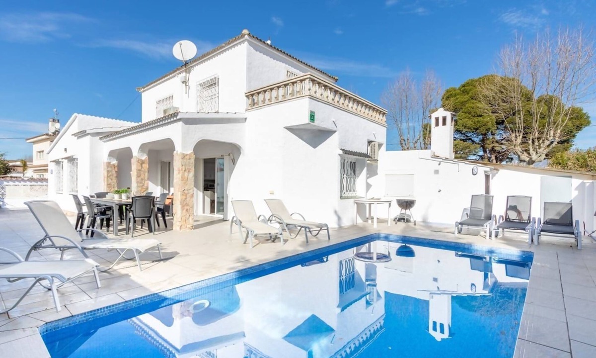 Empuriabrava Ski Chalet | Piscina, mar y centro – Casa ideal para familias