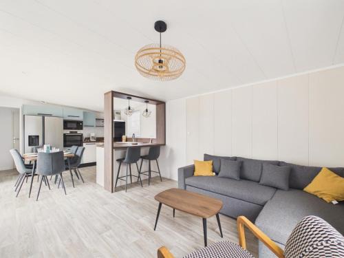 Saint-Gilles-Croix-de-Vie Ski Chalet | Piscine chauffée commune, séjour pour 6