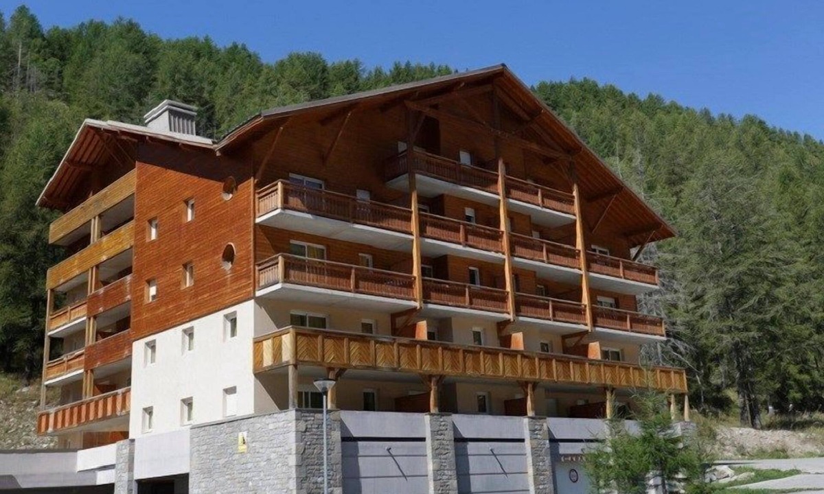 Allos Condo | Piscine + Local à Ski| Appart proche de la Station