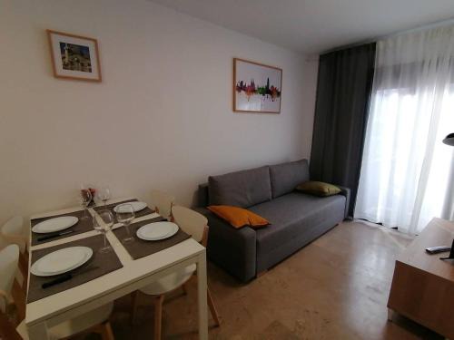 Sant Adria de Besos Apartment | Piso pl 2B, 20min Plaza Cataluña