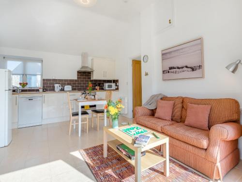 Crewkerne House | Pitch Back - Uk45387