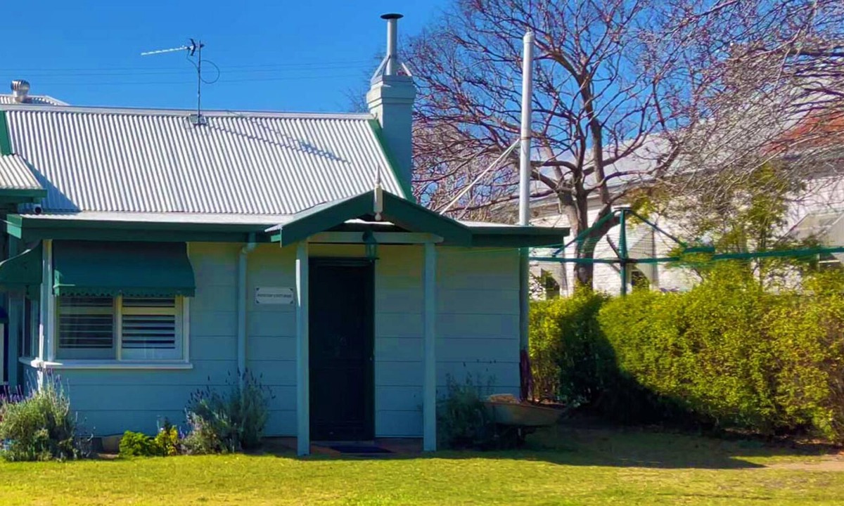 Warwick Apartment | Pitstop Cottage