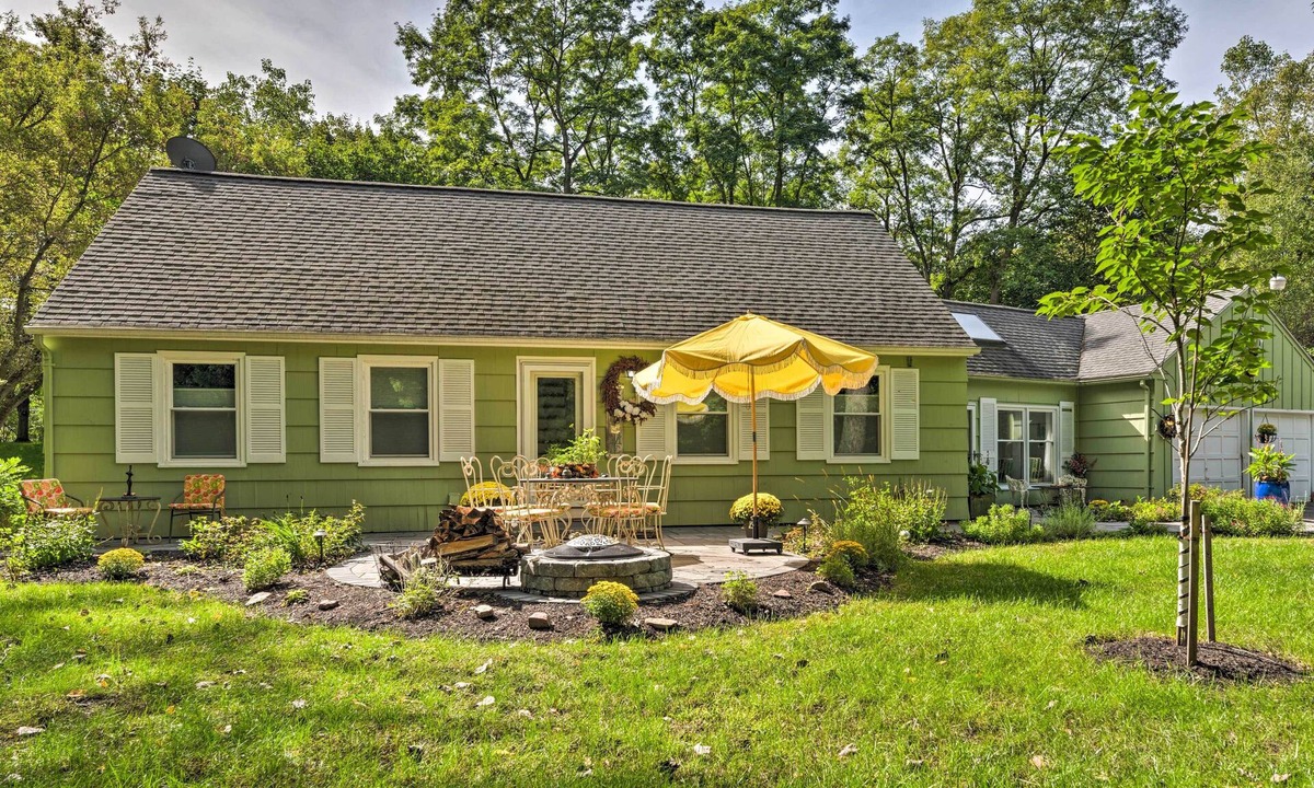Pittsford Apartment | Pittsford ‘Trolley Home’ - Near Erie Canal!