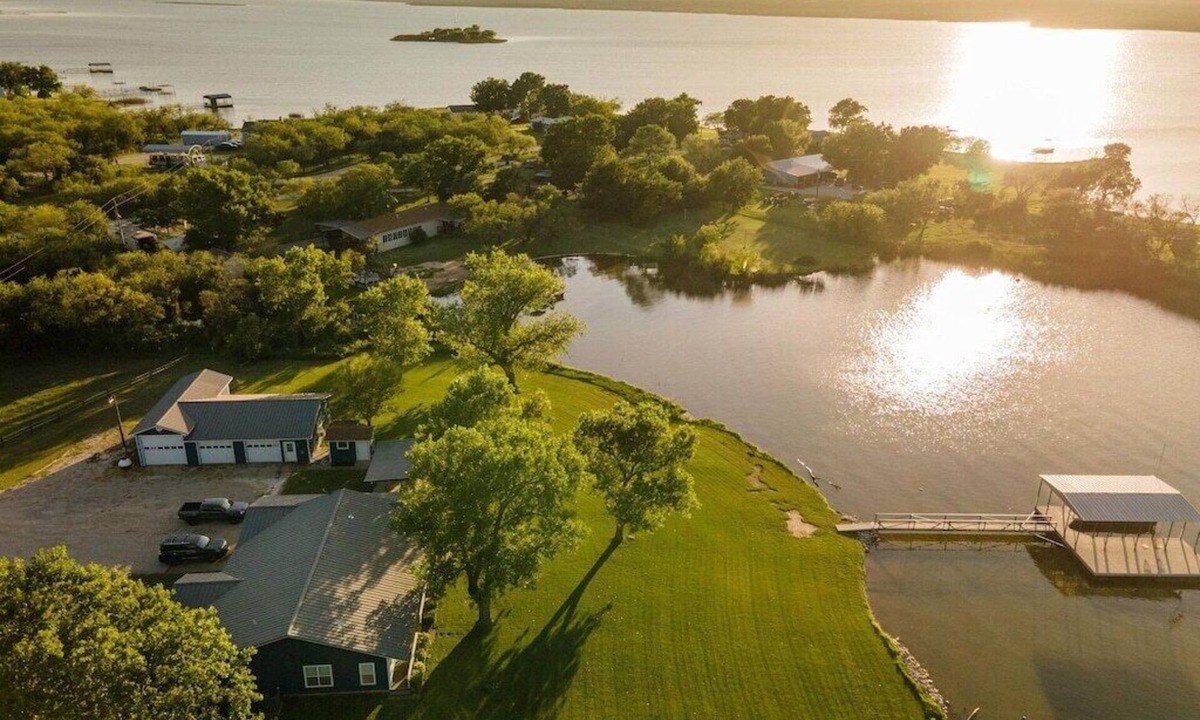 Graford House | PK Lake Retreat | Private Beach, Bring Your Boat, Ultimate Game Room & Hot Tub