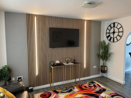 Stonnall House | Plantsbrook Place - Luxury 4 bed House + Parking