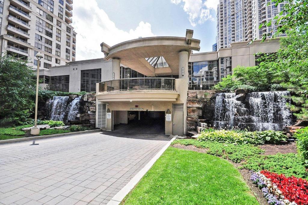 Downtown Mississauga Apartment | PlanURstay - Luxury 1BR Condo with City View