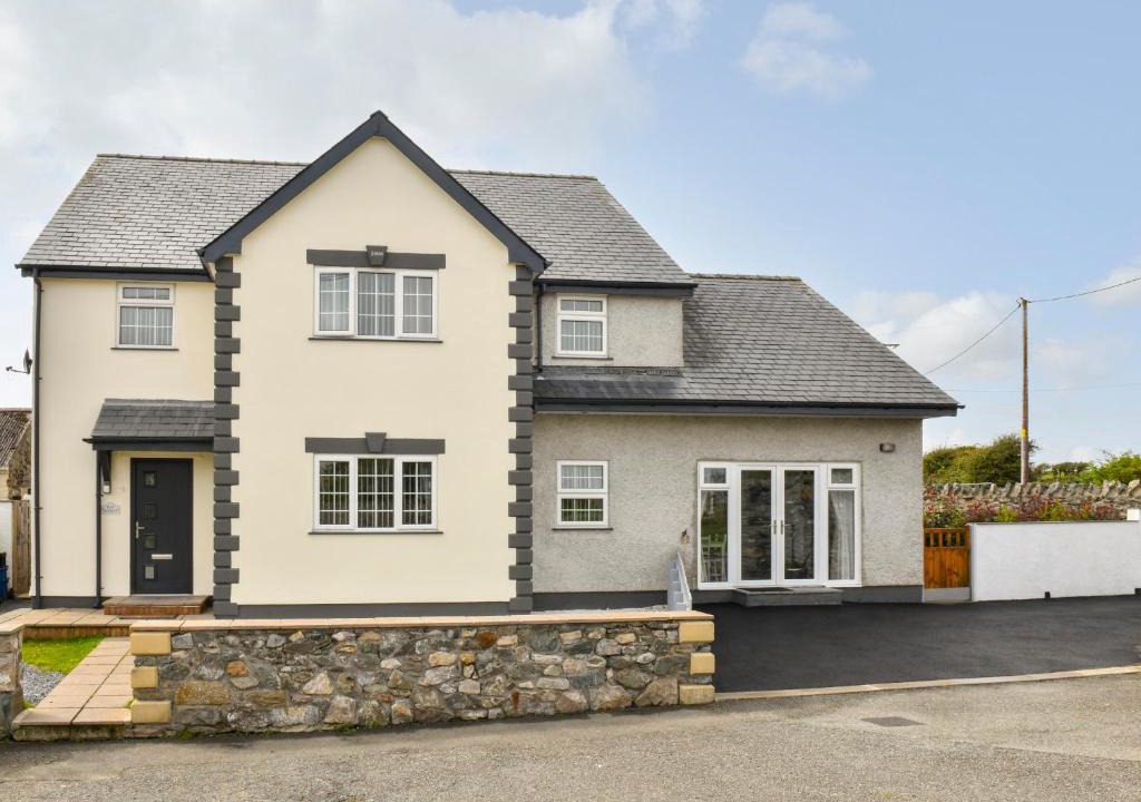 Ty Croes House | Plas Bach