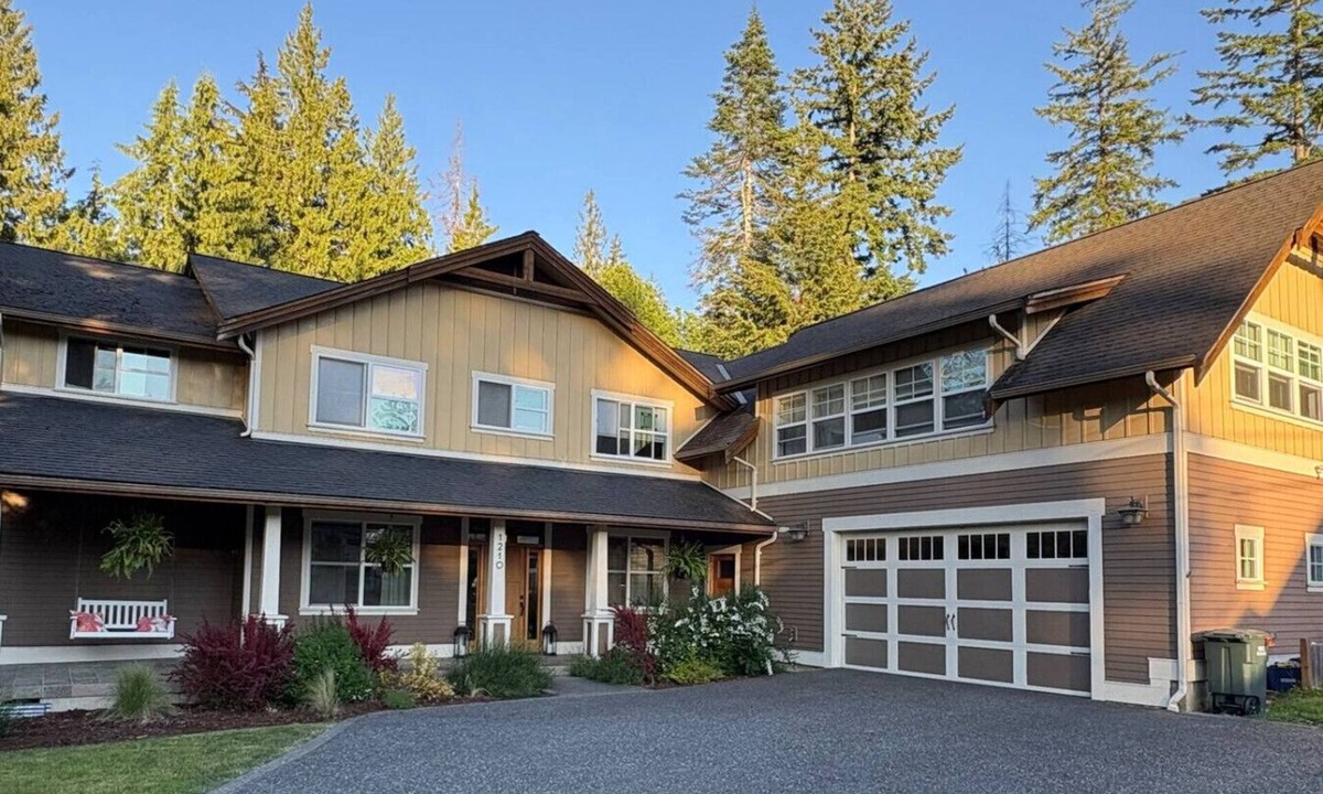 Geneva House | Play hard but rest EASY! Centrally Located Luxury!