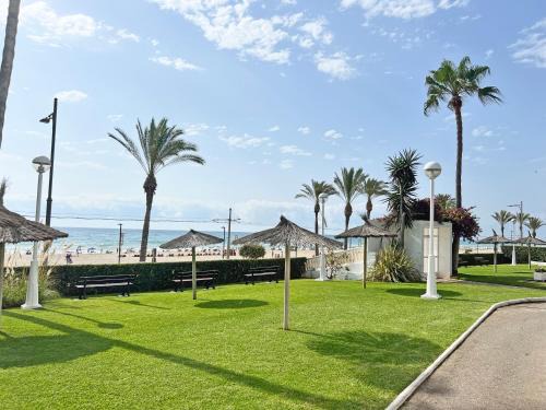 Coveta Fuma Apartment | Playa y montaña. 1ª linea. Piscina. Parking . A/C