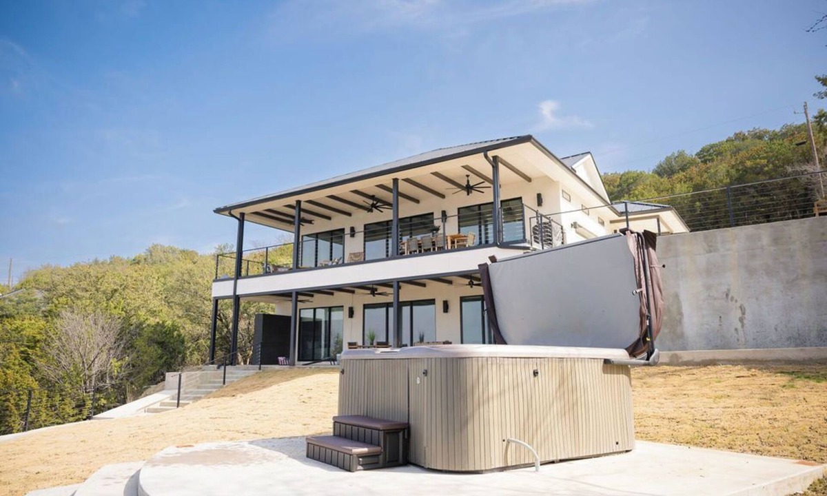 Graford House | Playin Possum! NEW, Modern 5 Bed 4.5 Bath Retreat with Dock, 2 Balconies, HotTub