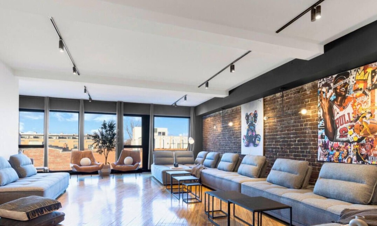 La Petite-Patrie Apartment | Plaza-3 Massive Bachelor Penthouse Poker Montreal
