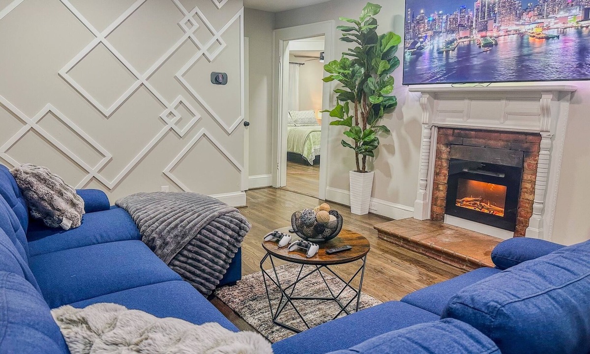 Greensboro House | Pleasant 2bdrm/2ba mins to Downtown