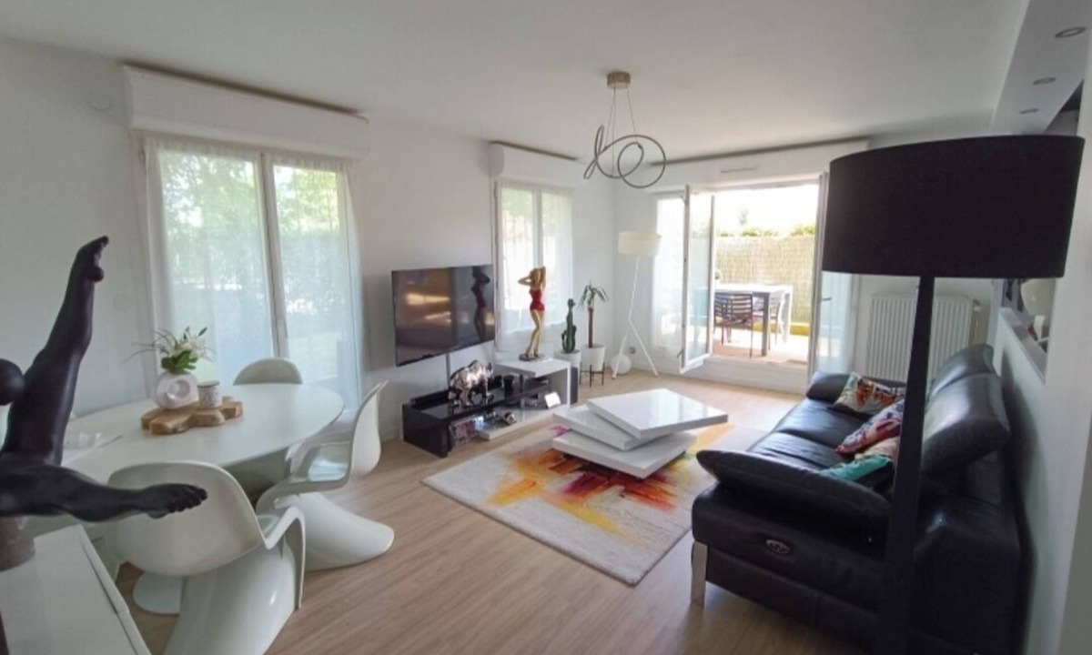 Trappes Apartment | Pleasant 65 m2 garden apartment