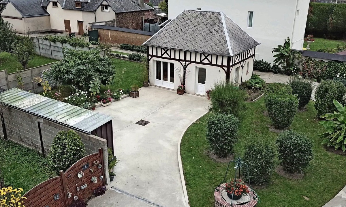 Serquigny House | pleasant and flowery cottage