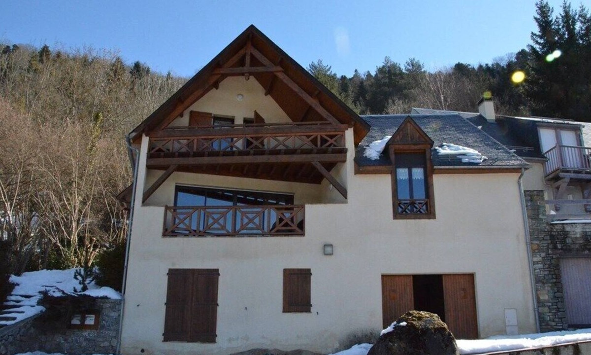 Camparan Ski Chalet | Pleasant Cottage facing south