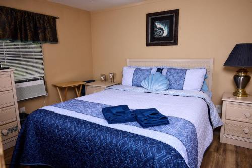 Homosassa House | Pleasant Days Lodging Scallop room