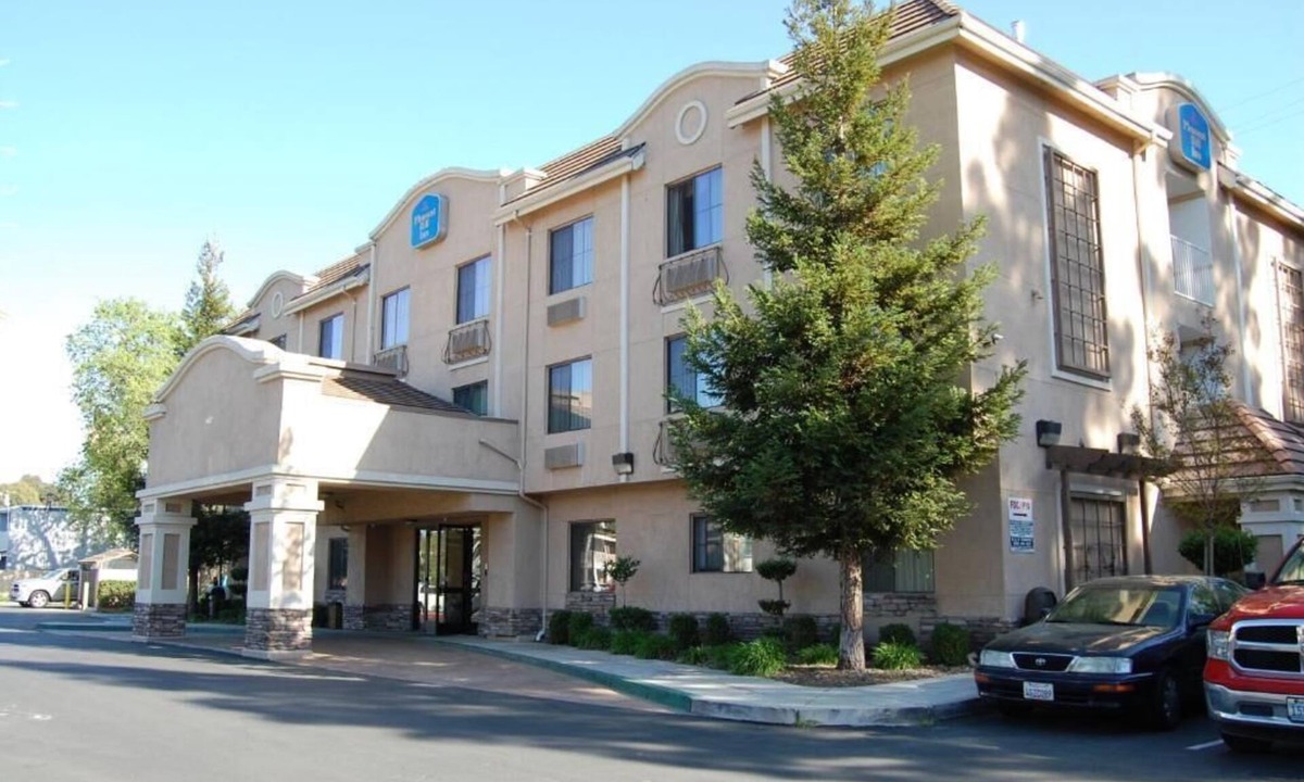 Pleasant Hill Hotel | Pleasant Hill Inn