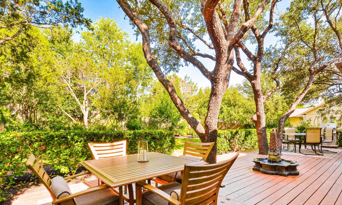 Apache Shores House | Pleasant home at Lake Austin with lovely backyard - central AC & private W/D