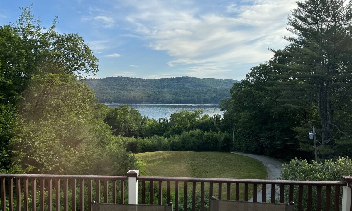 New London House | Pleasant Lake Escape: 3BR Home with Panoramic Views